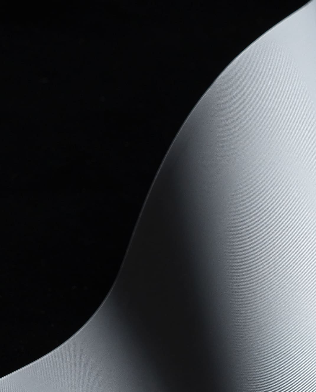 NP Black Series ALR Motorized Floor Rising Screen utilizes durable HBSI TPU material to maintain wrinkle-free visuals and environmental adaptability while ensuring scratch-resistant long-lasting performance